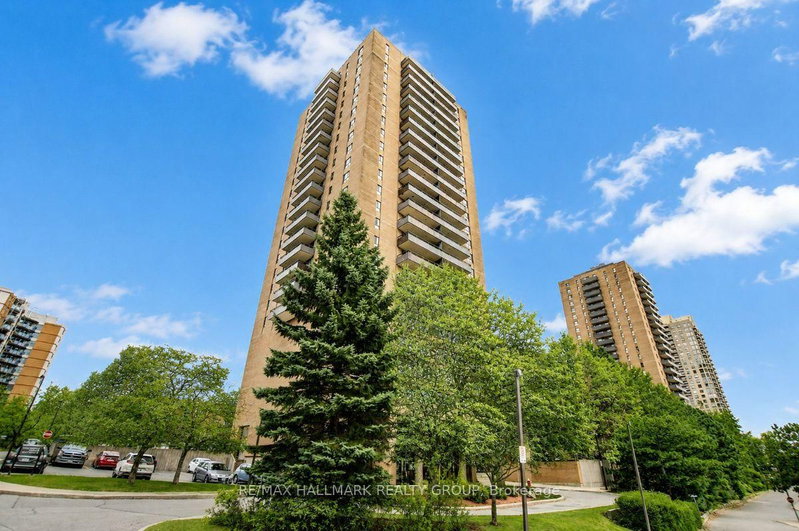 1804 - 505 St Laurent Boulevard
