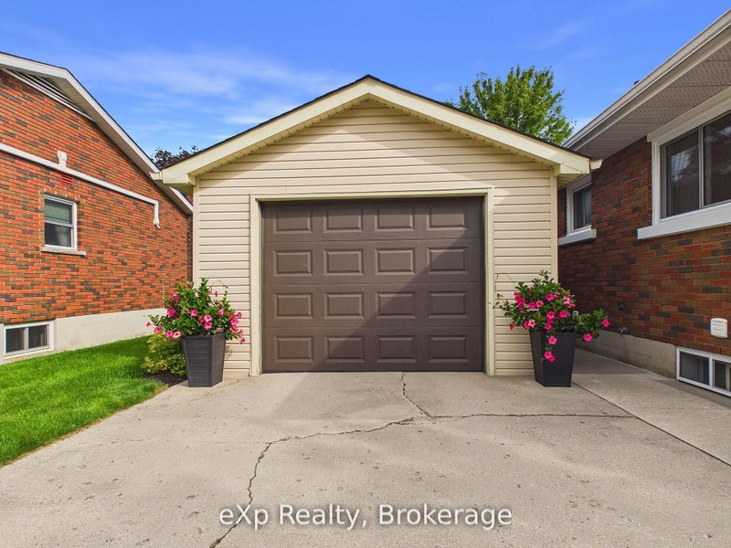 110 Brown's Lane photo 4
