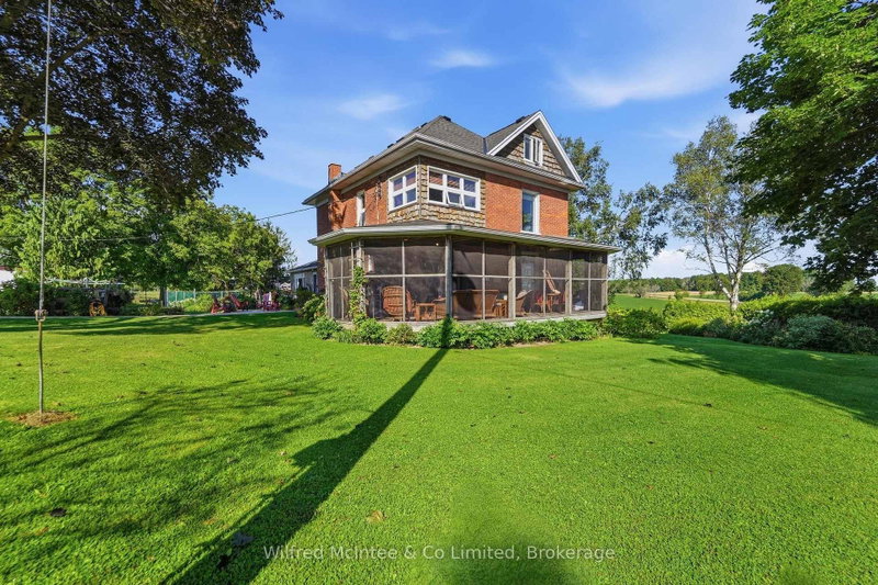12 Bismark St N photo 4