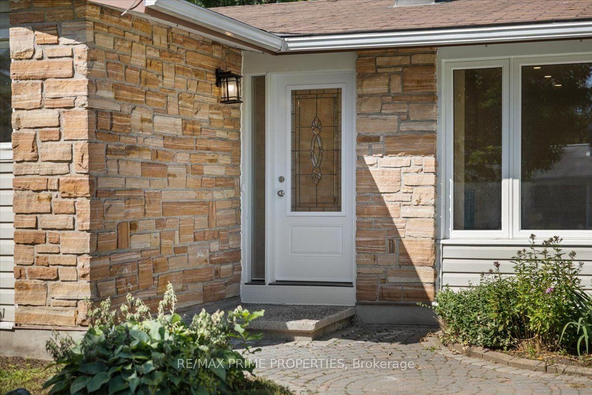 104 Queensline Drive • Ottawa, ON photo 2
