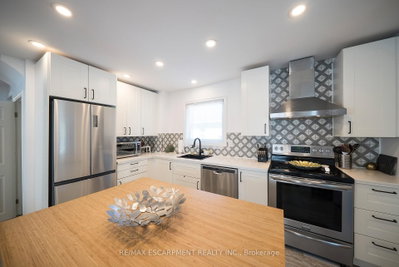 32 ELMWOOD Avenue • Brantford, ON photo 5