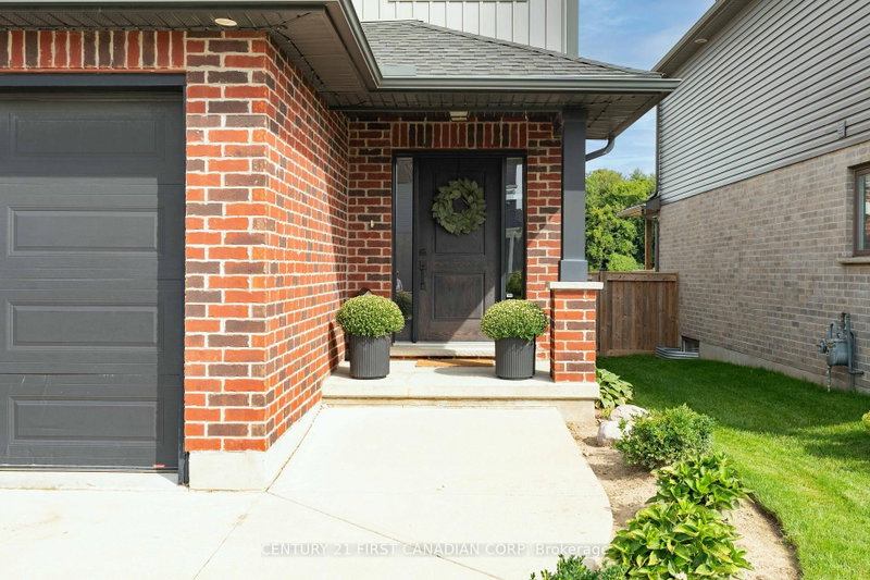 168 Gilmour Dr photo 4