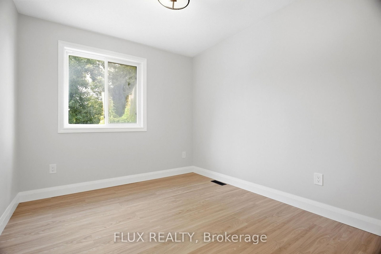 94 Chapel Street • Woodstock, ON photo 32