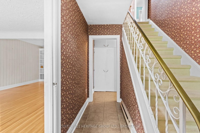 187 College St photo 5