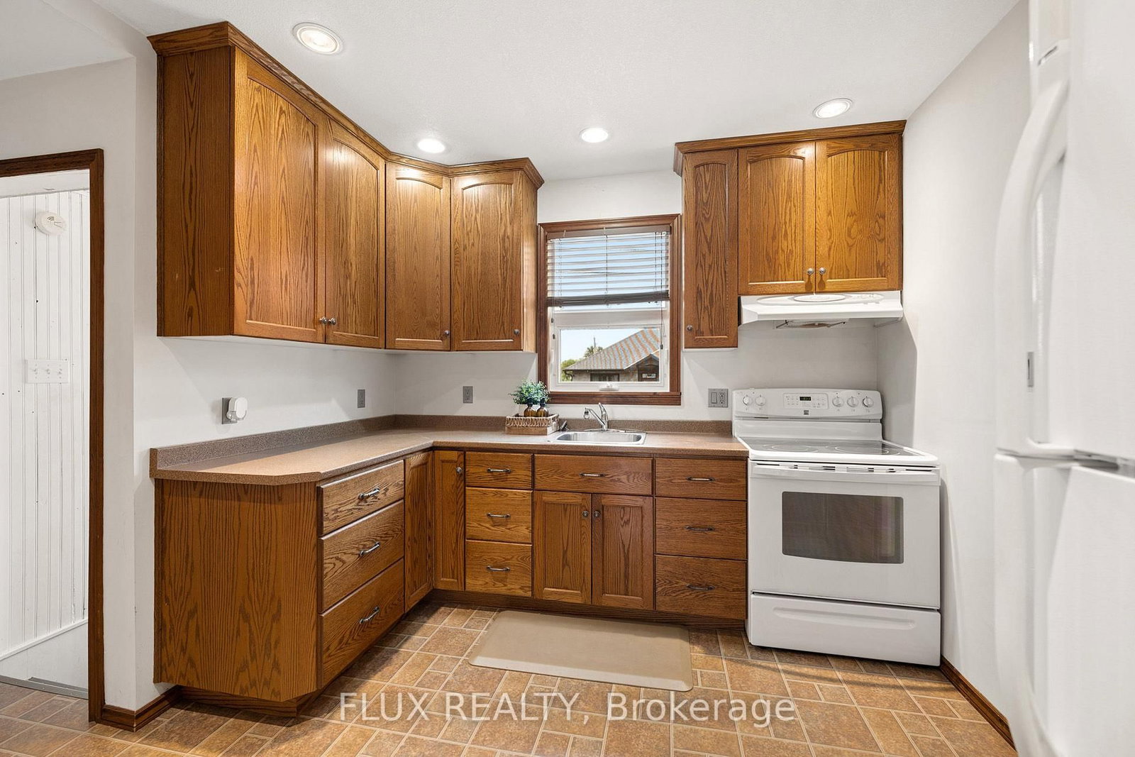 195 Victoria Avenue S • North Perth, ON photo 11