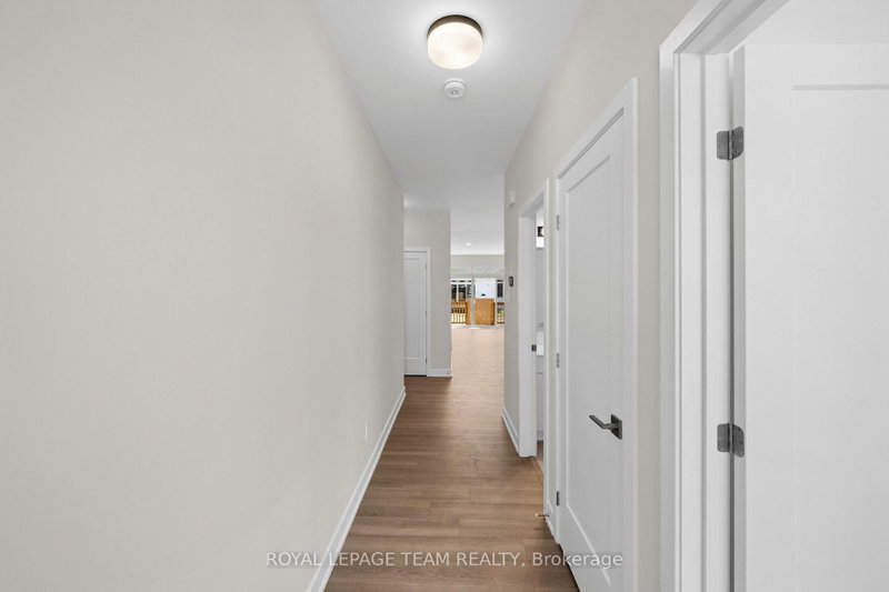 1064 Dobbie St photo 3
