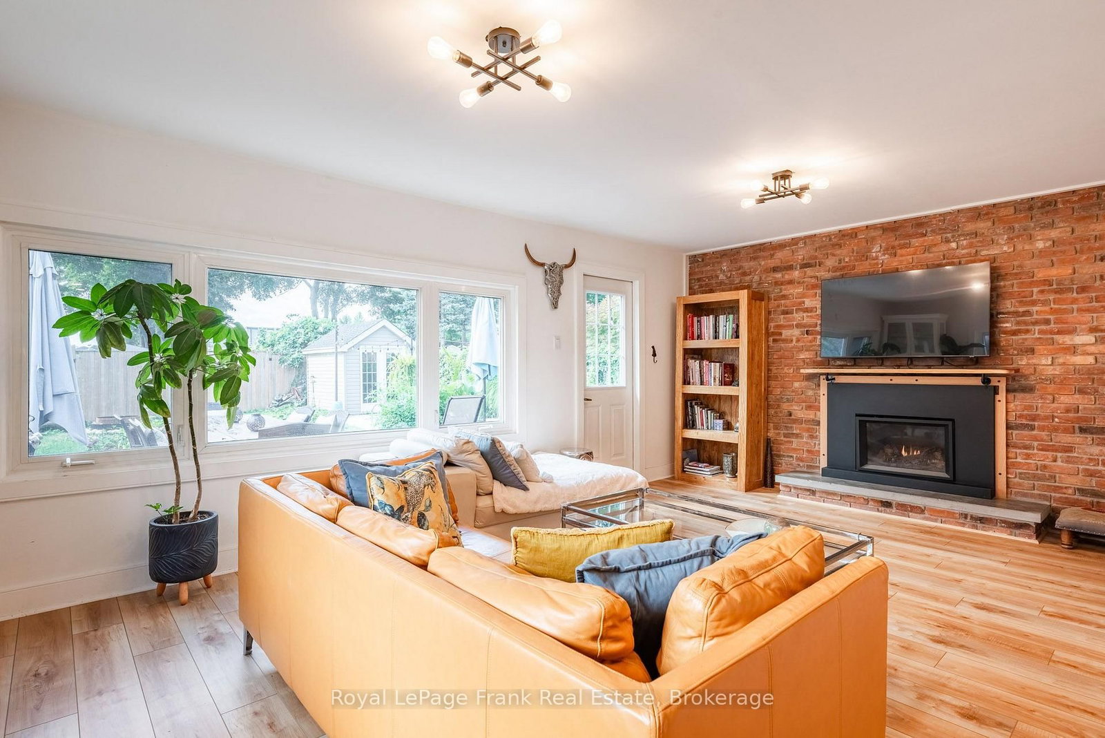 Detached House for sale at 6254 Russell Street, Niagara Falls, Ontario, L2J 1P1 - Stamford - MLS: X13800158