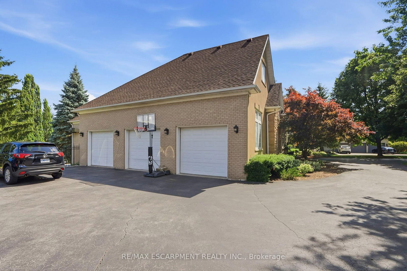 11 Palomino Drive • Hamilton, ON photo 3