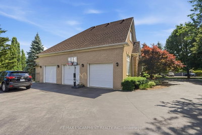 11 Palomino Drive • Hamilton, ON photo 3