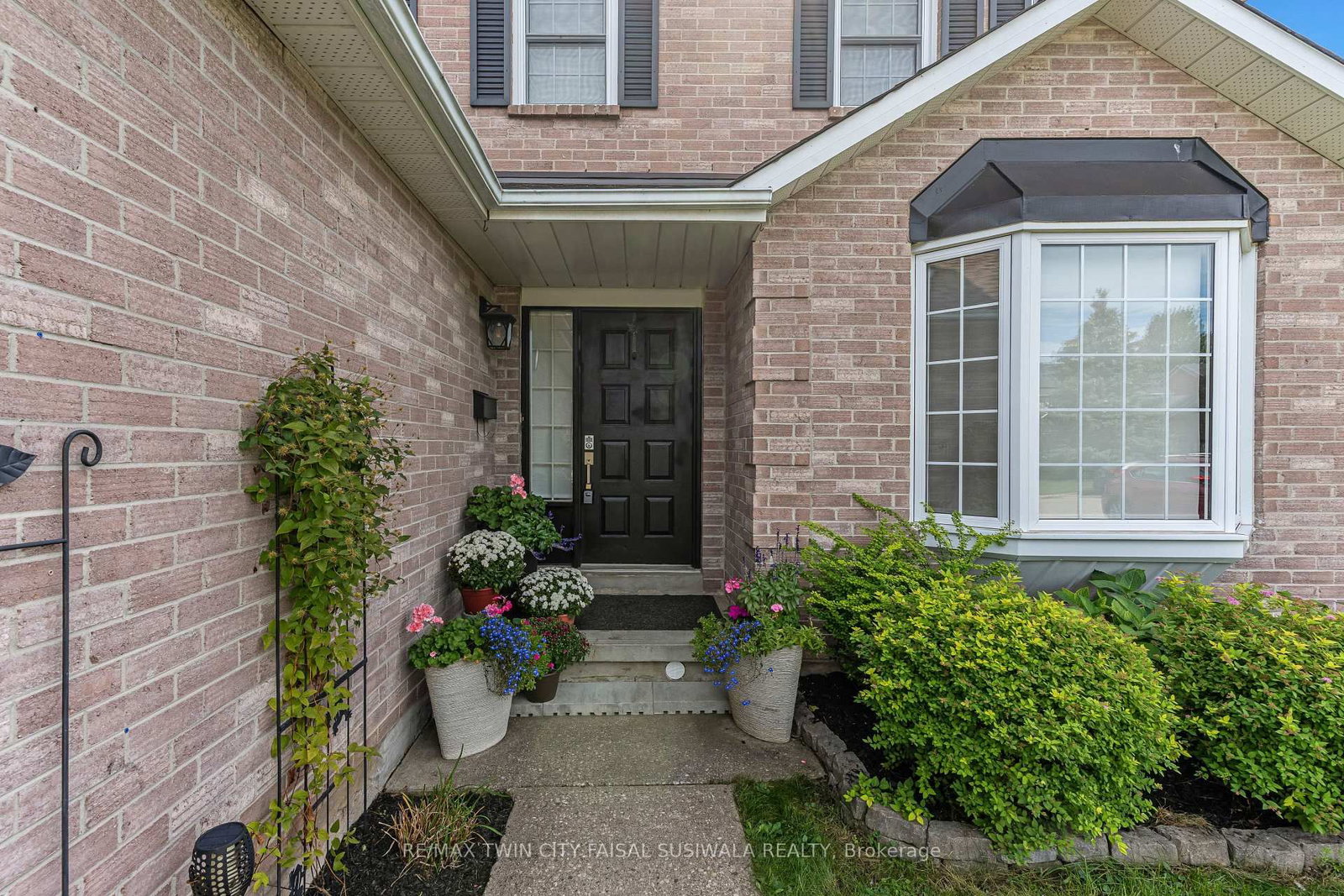 51 Bayne Crescent • Cambridge, ON photo 2