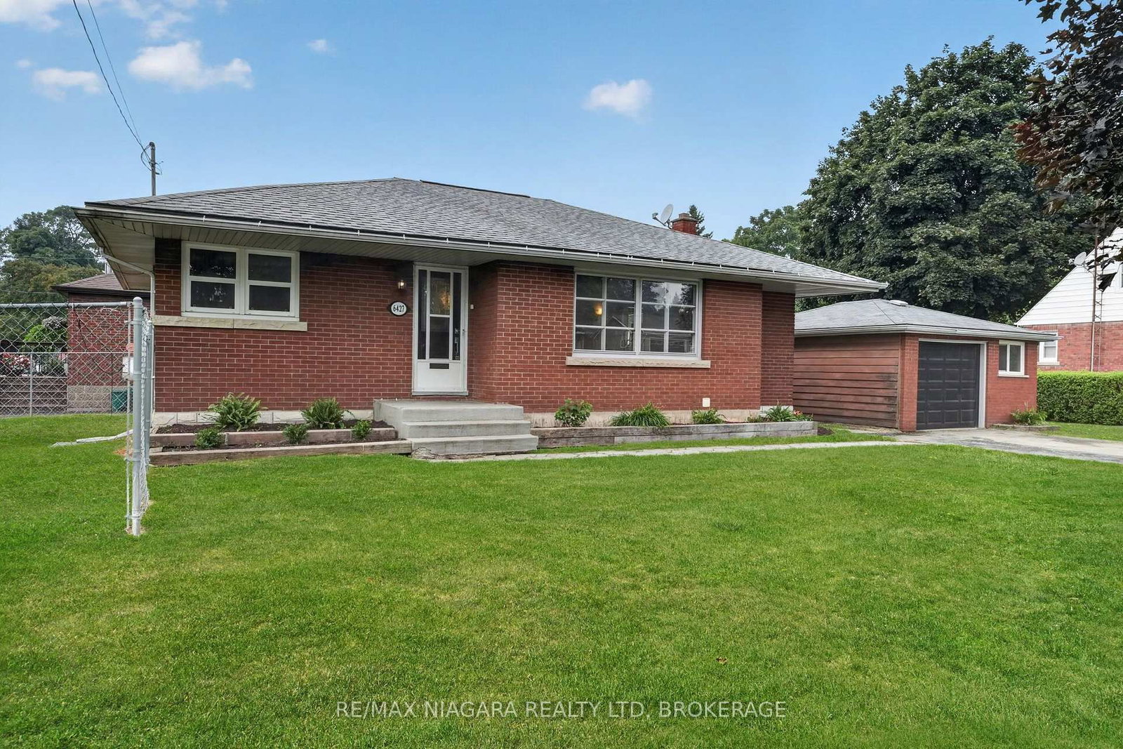 Detached House for sale at 6427 Carlton Avenue, Niagara Falls, Ontario, L2G 5K1 - Dorchester - MLS: X13819318