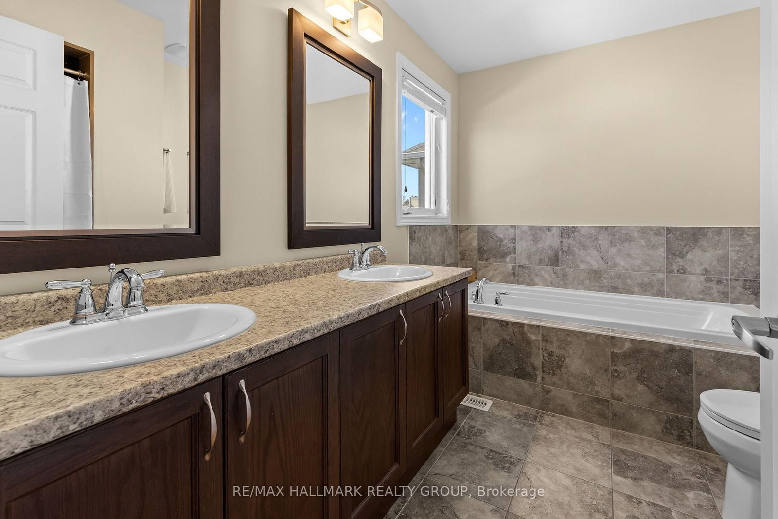 223 Serra Ridge • Ottawa, ON photo 15