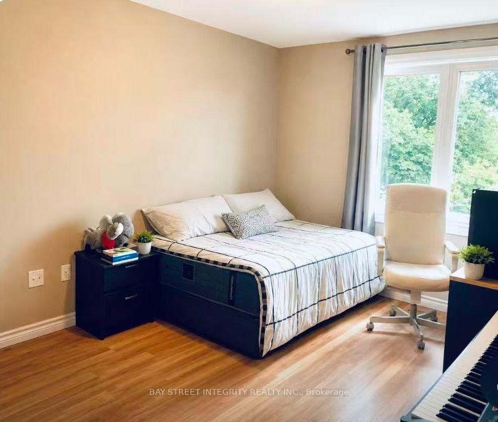 Upper 758 Bradley Avenue, London South 3