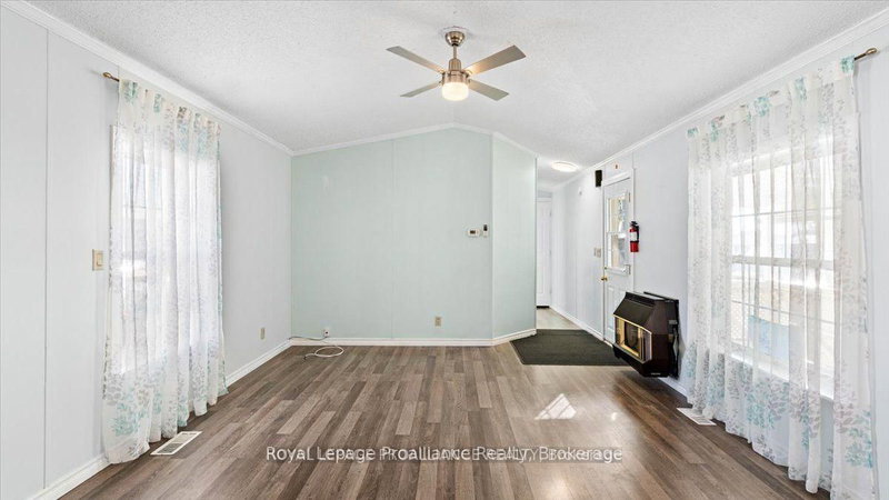 311 Dundas St E photo 4