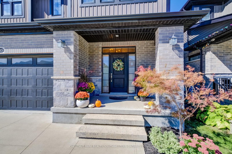 35 Greyhawk St photo 4