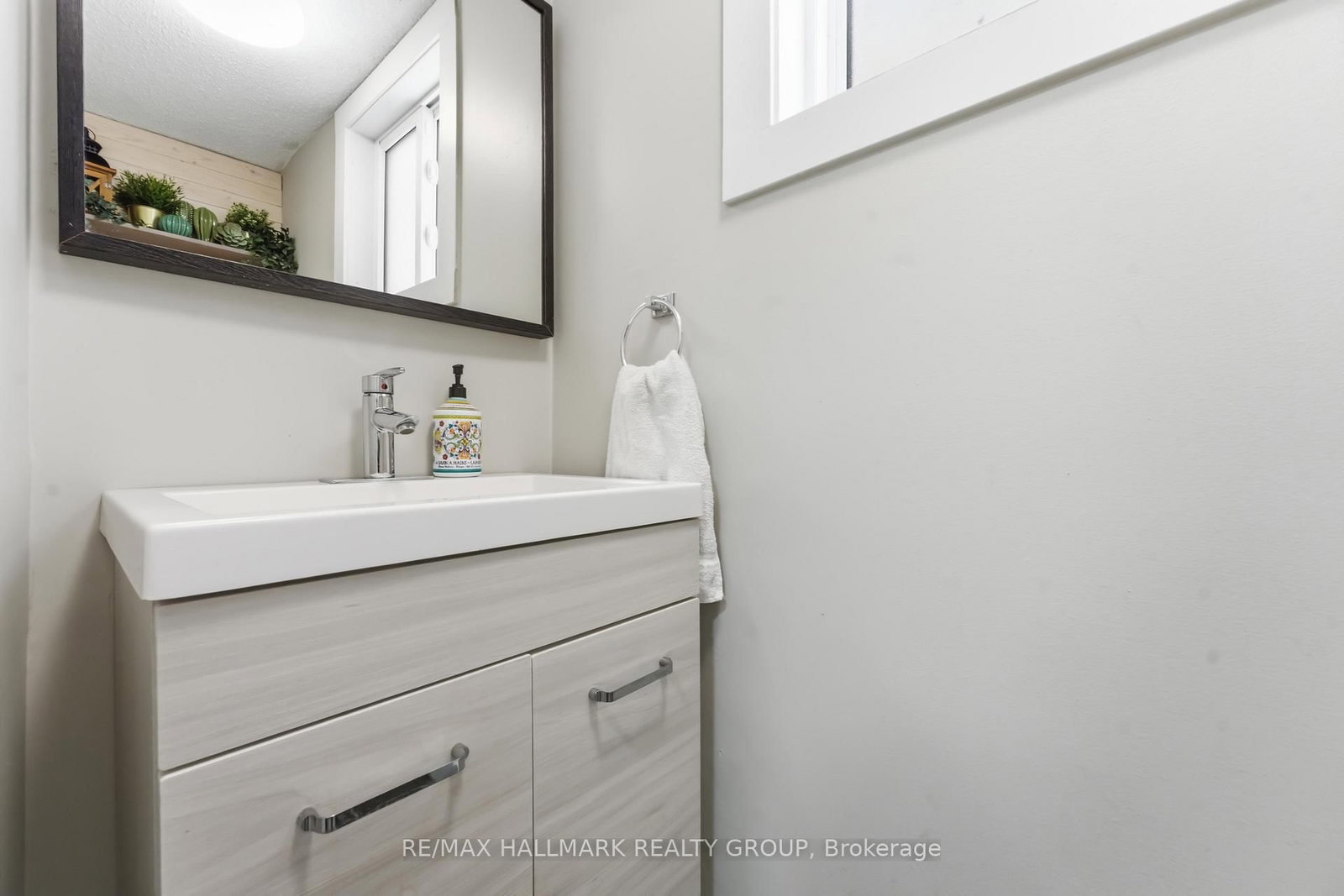 1091 Burgundy Lane • Orleans, ON photo 5