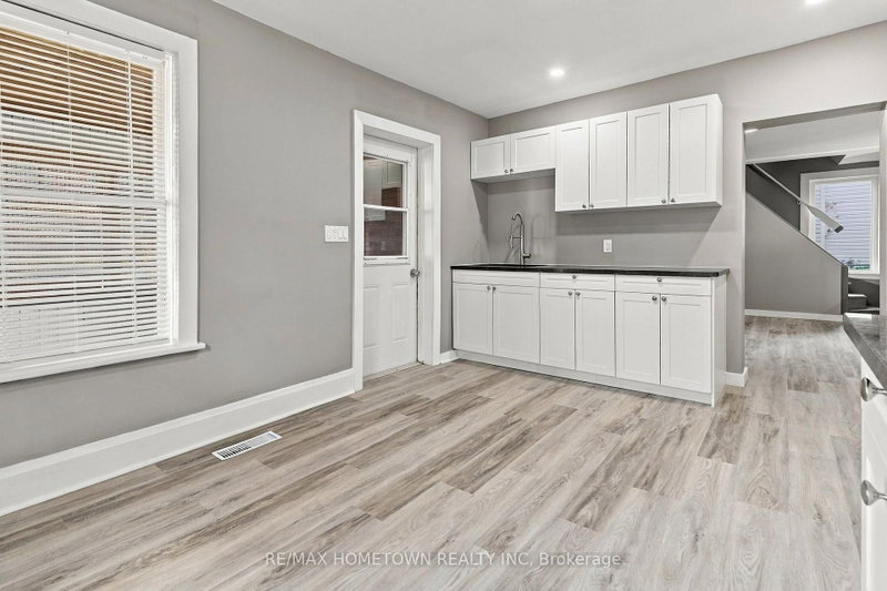 2022 Dundas St N photo 5