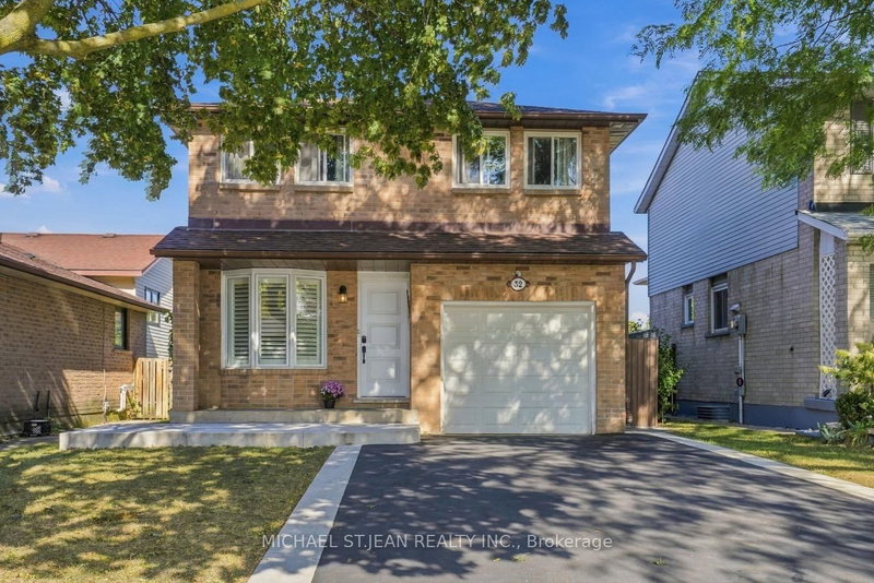 32 Twinoaks Crescent