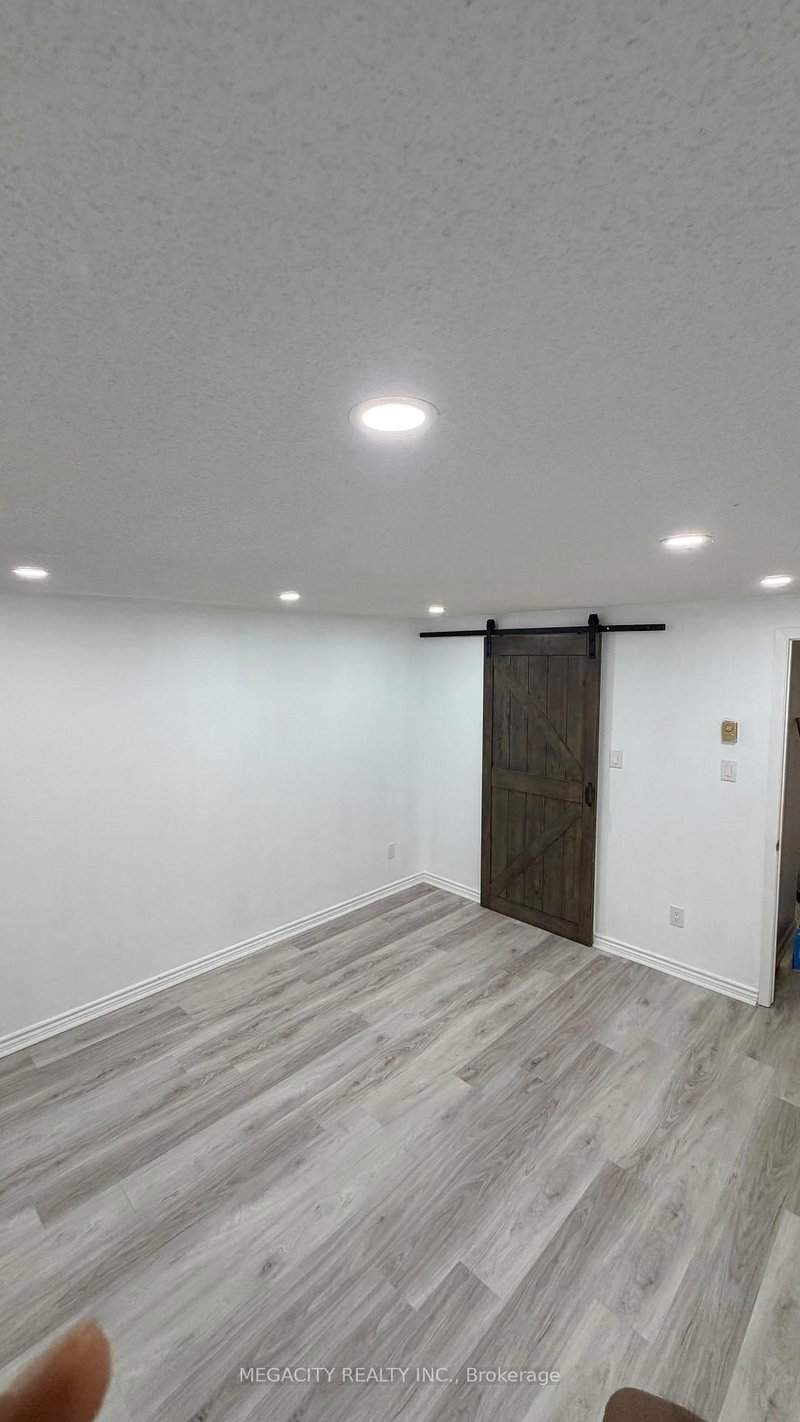 14 Chesterton Lane photo 3