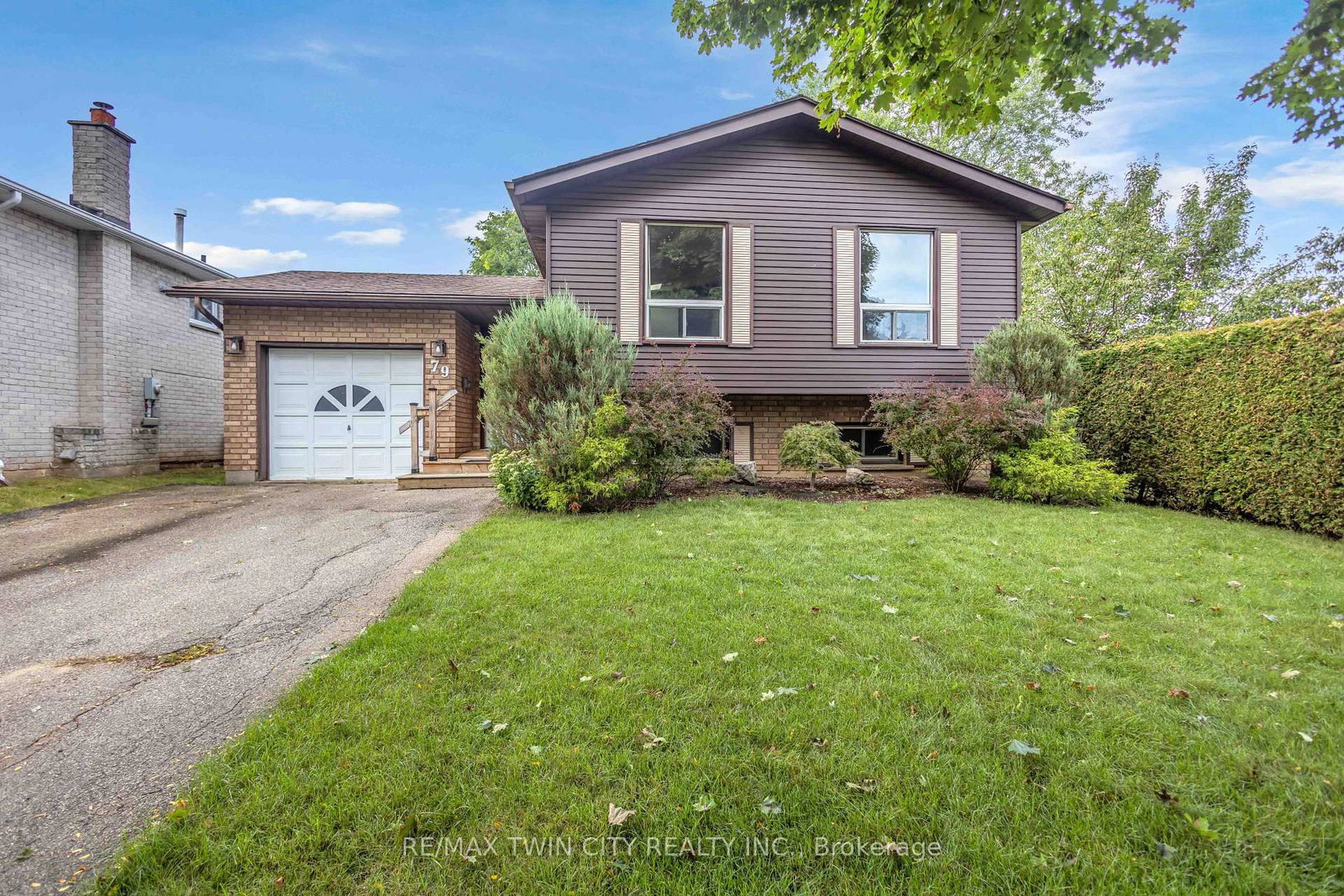 79 Hobart, Brantford, Ontario N3P 1T7