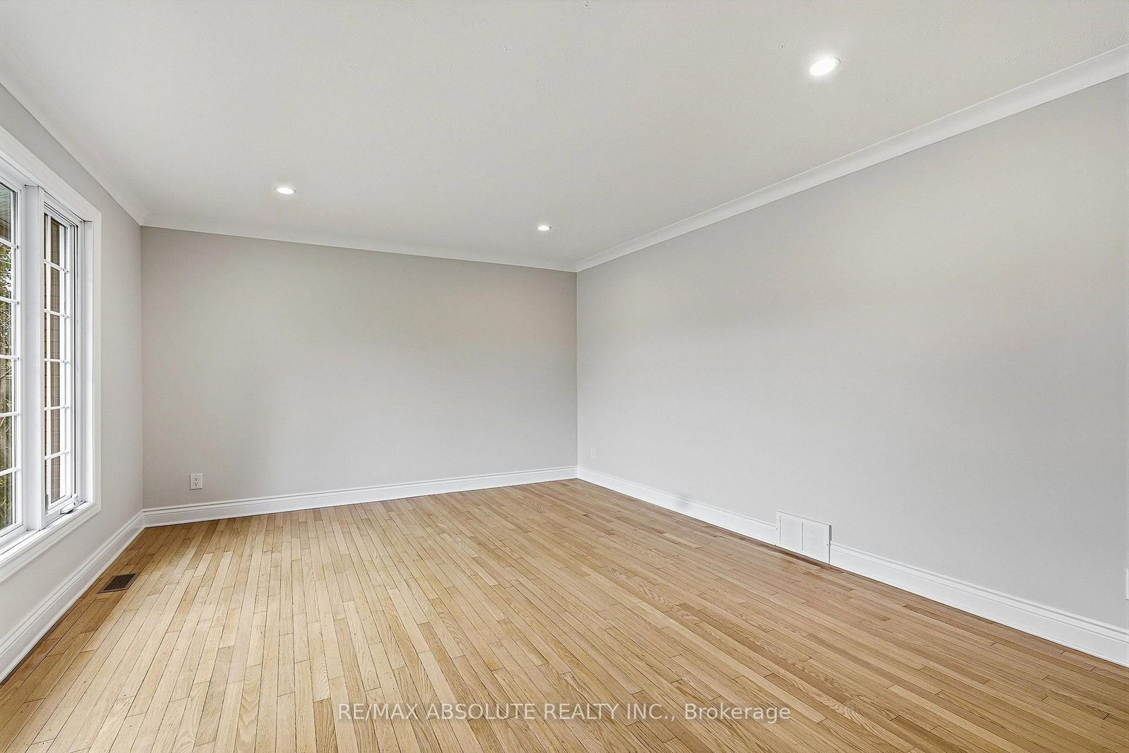 1095 Kenaston Street • Ottawa, ON photo 5