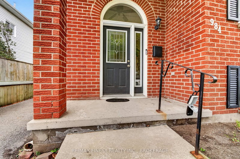 984 Waterbury Crescent