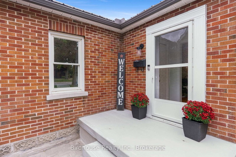 14 Angeline St S photo 5