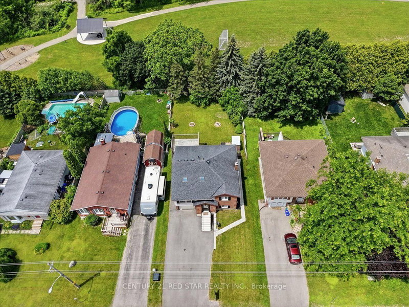 475 FORFAR St E photo 2