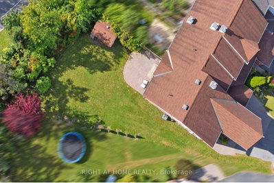 24 HARRINGTON Court • Ottawa, ON photo 2