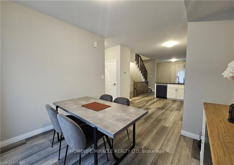 720 Grey St photo 4