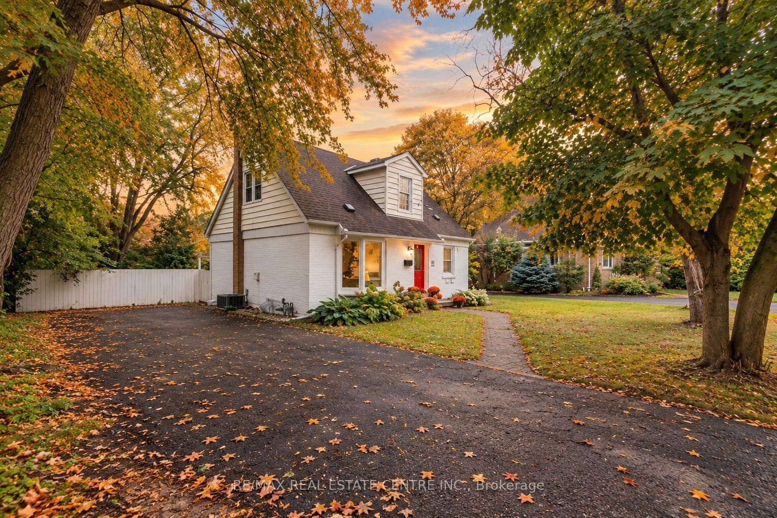 Detached House for sale at 4 Lincoln Crescent, Guelph, Ontario, N1E 1Y8 - St. George's - MLS: X13855462