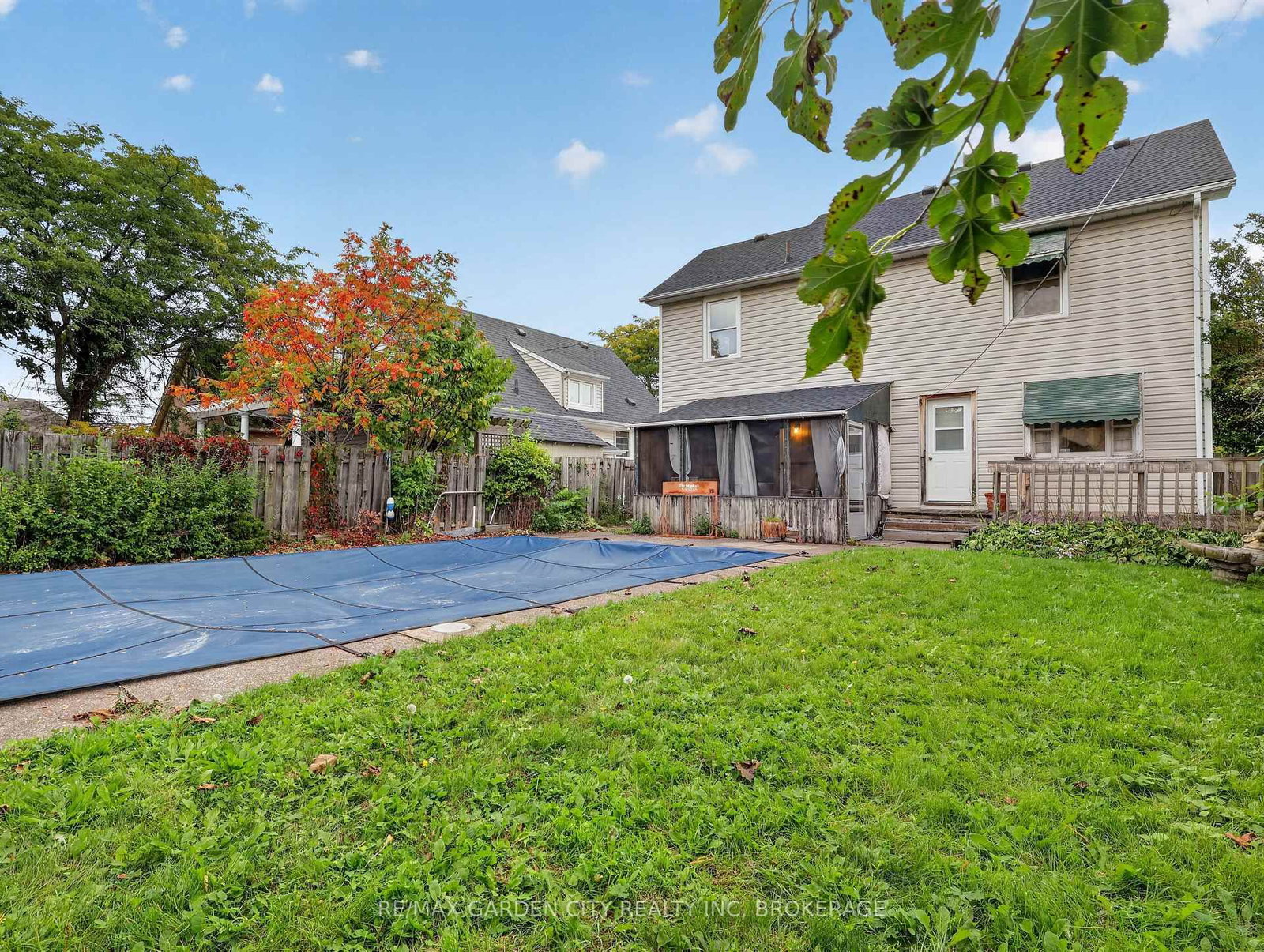 Detached House for sale at 136 Highland Avenue, St. Catharines, Ontario, L2R 4J4 - Old Glenridge - MLS: X13857504