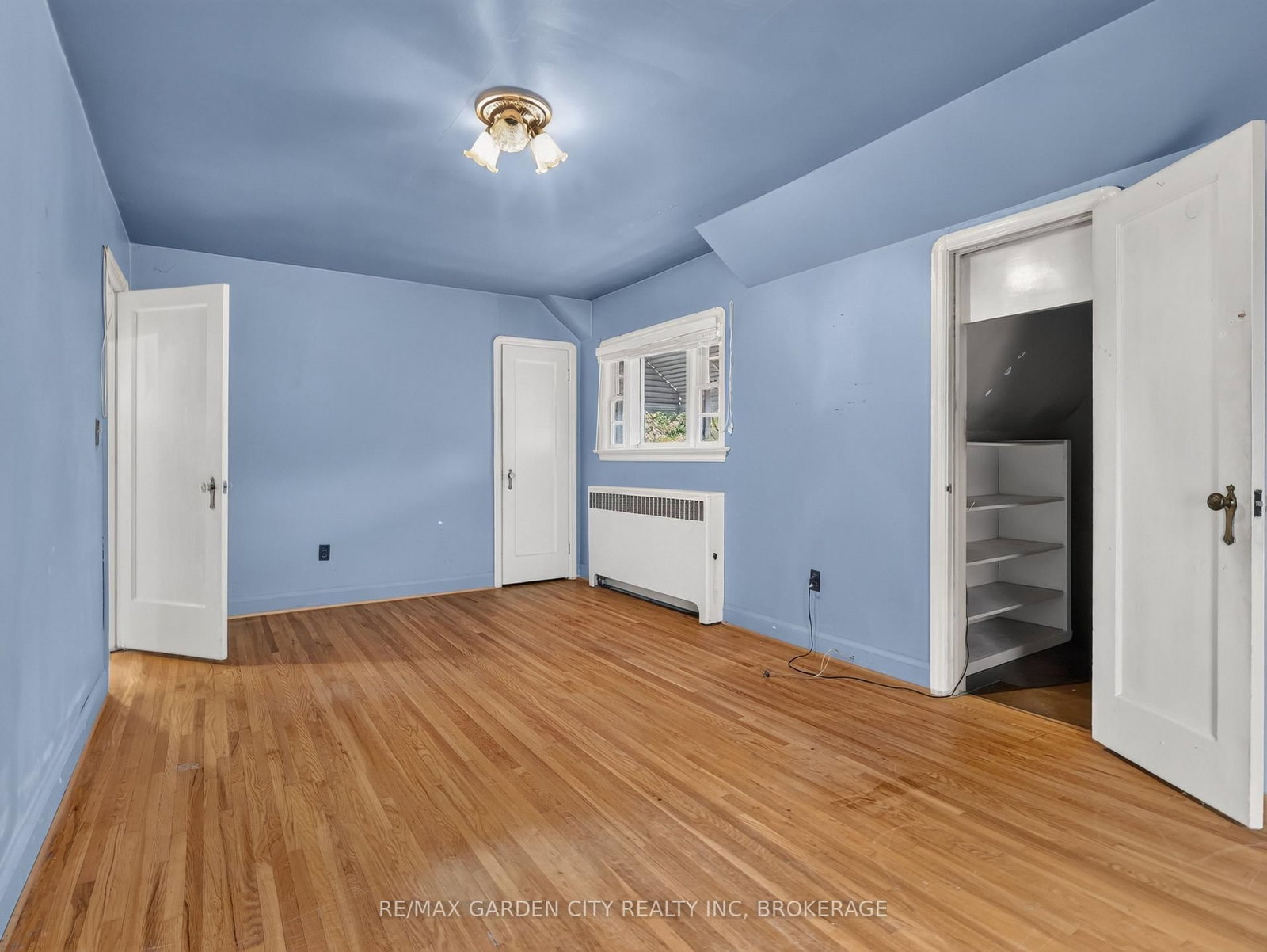 Detached House for sale at 136 Highland Avenue, St. Catharines, Ontario, L2R 4J4 - Old Glenridge - MLS: X13857504
