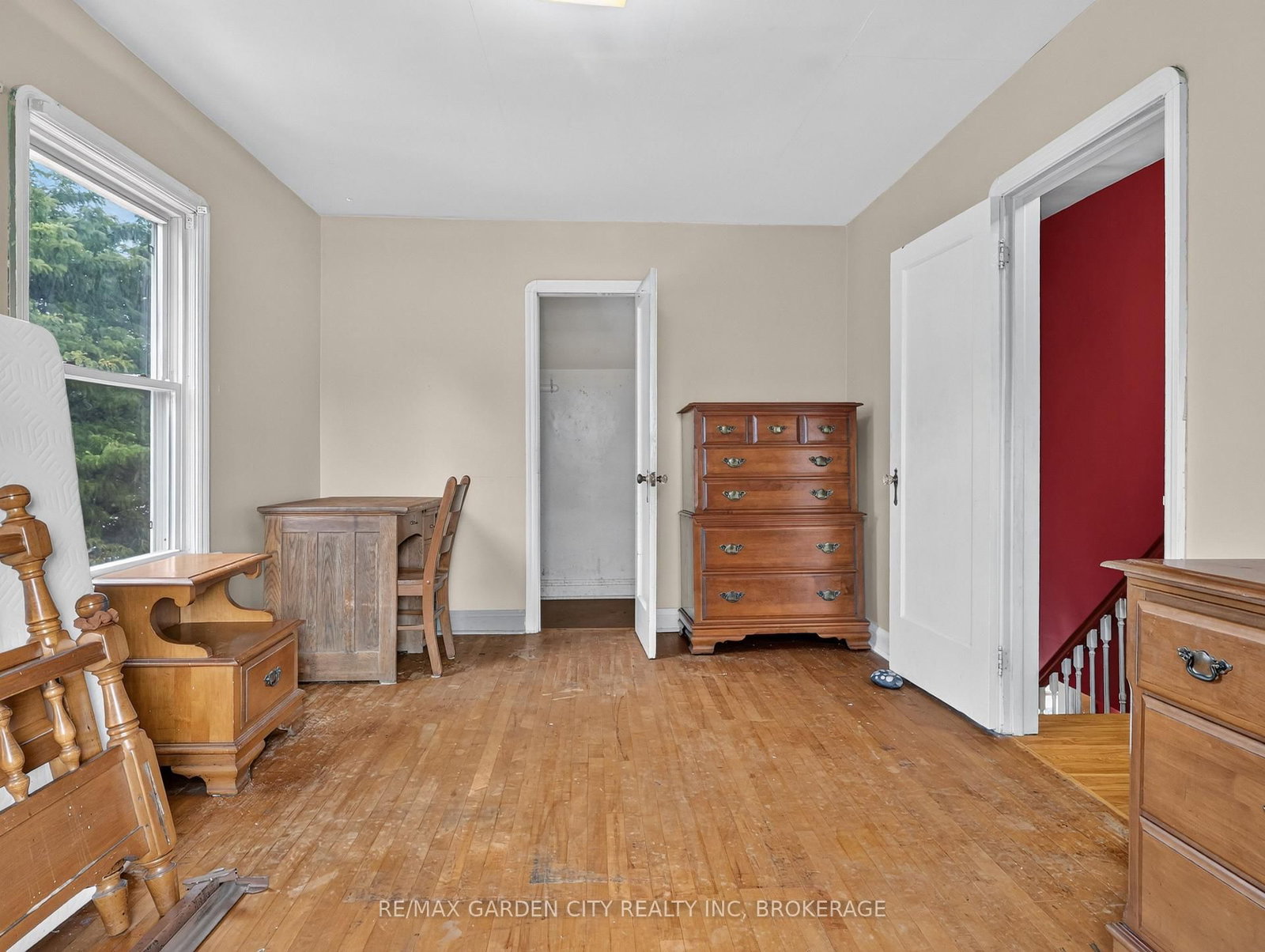 Detached House for sale at 136 Highland Avenue, St. Catharines, Ontario, L2R 4J4 - Old Glenridge - MLS: X13857504