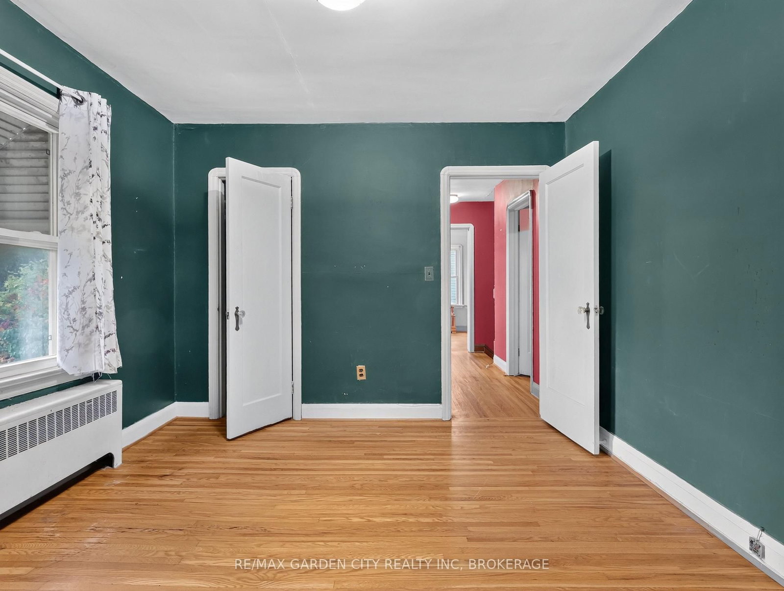 Detached House for sale at 136 Highland Avenue, St. Catharines, Ontario, L2R 4J4 - Old Glenridge - MLS: X13857504
