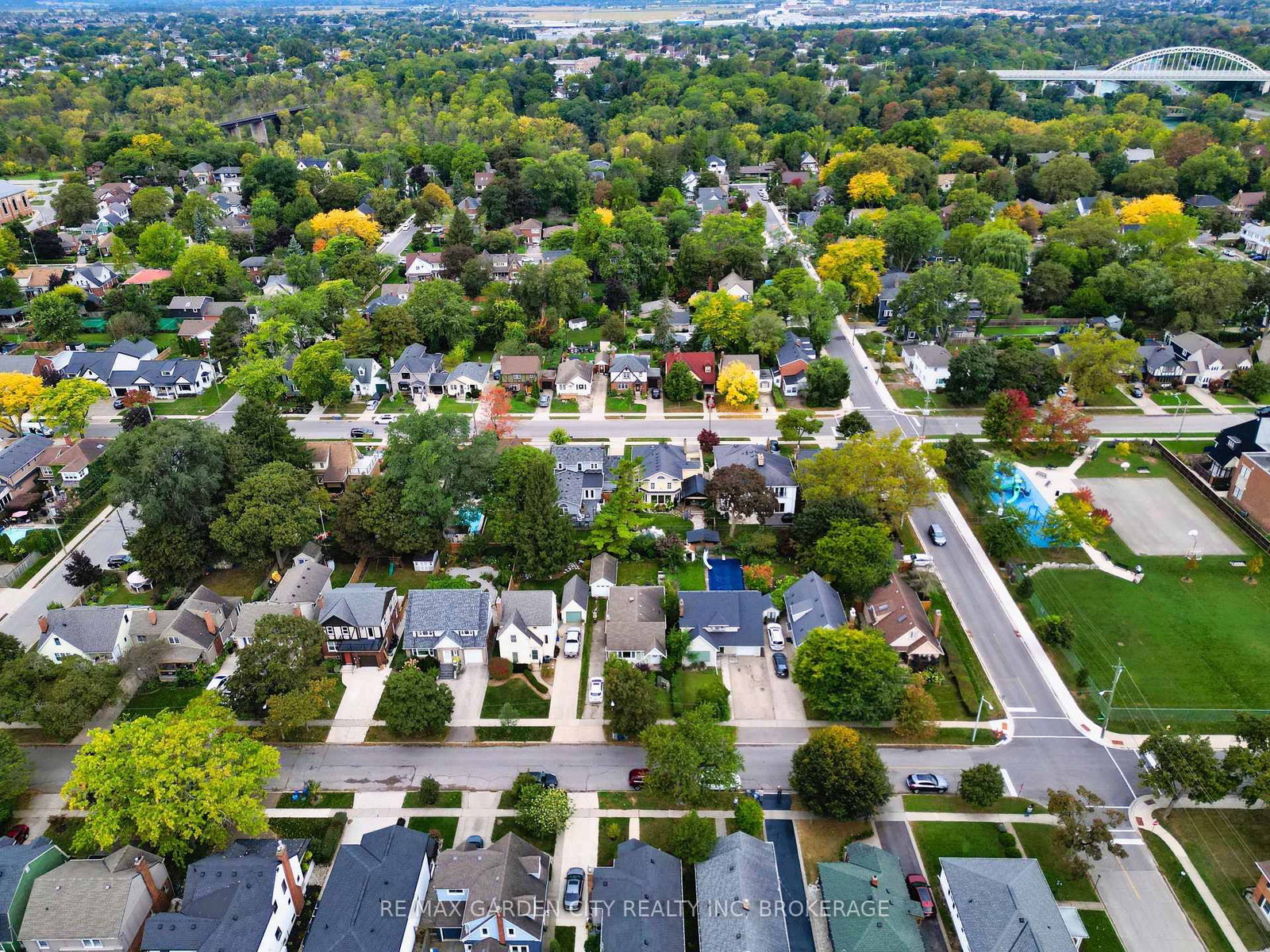 Detached House for sale at 136 Highland Avenue, St. Catharines, Ontario, L2R 4J4 - Old Glenridge - MLS: X13857504