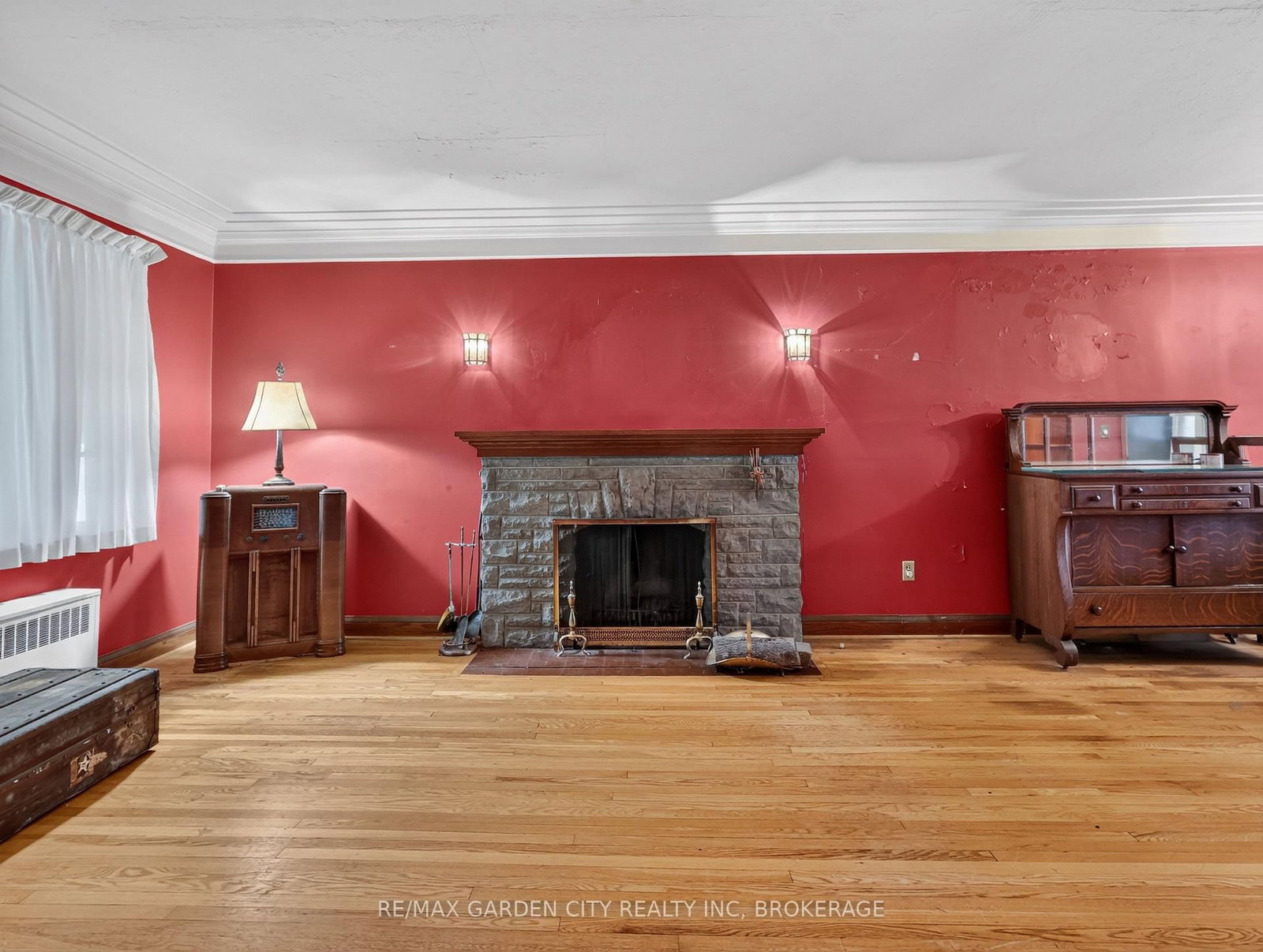 Detached House for sale at 136 Highland Avenue, St. Catharines, Ontario, L2R 4J4 - Old Glenridge - MLS: X13857504