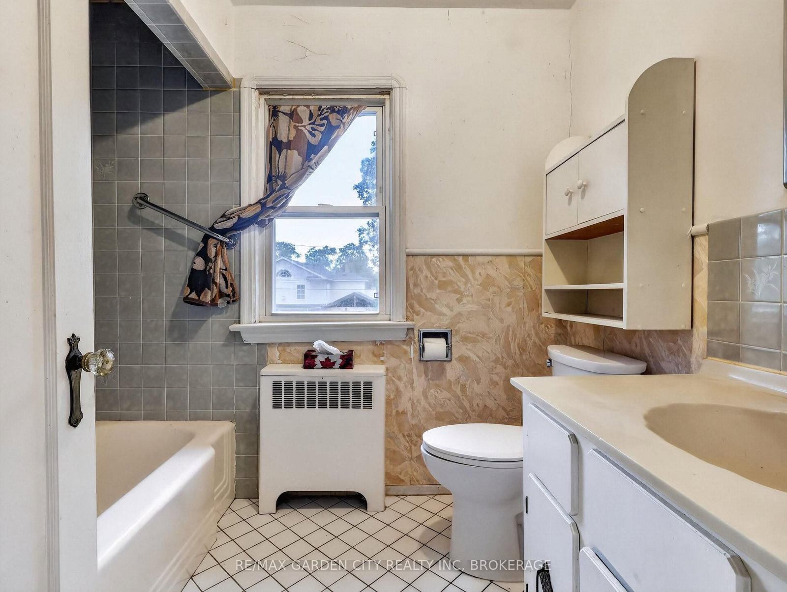 Detached House for sale at 136 Highland Avenue, St. Catharines, Ontario, L2R 4J4 - Old Glenridge - MLS: X13857504
