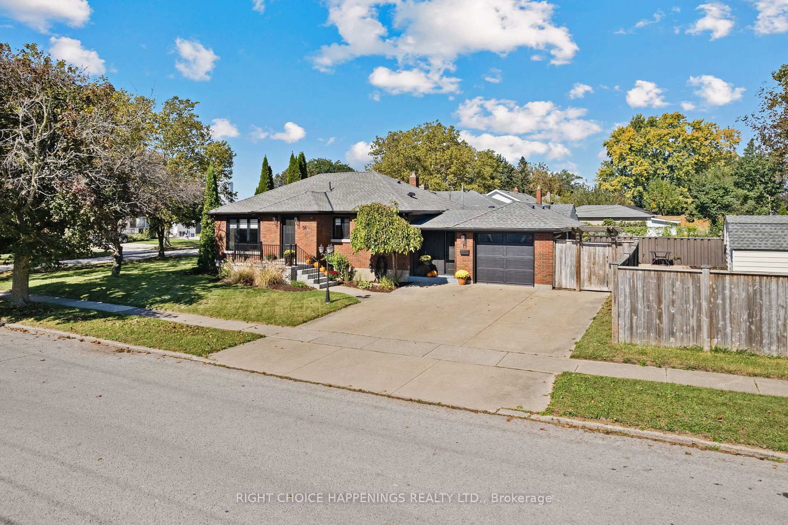 Detached House for sale at 58 Ann Street, Thorold, Ontario, L2V 2J7 - Thorold Downtown - MLS: X13865456