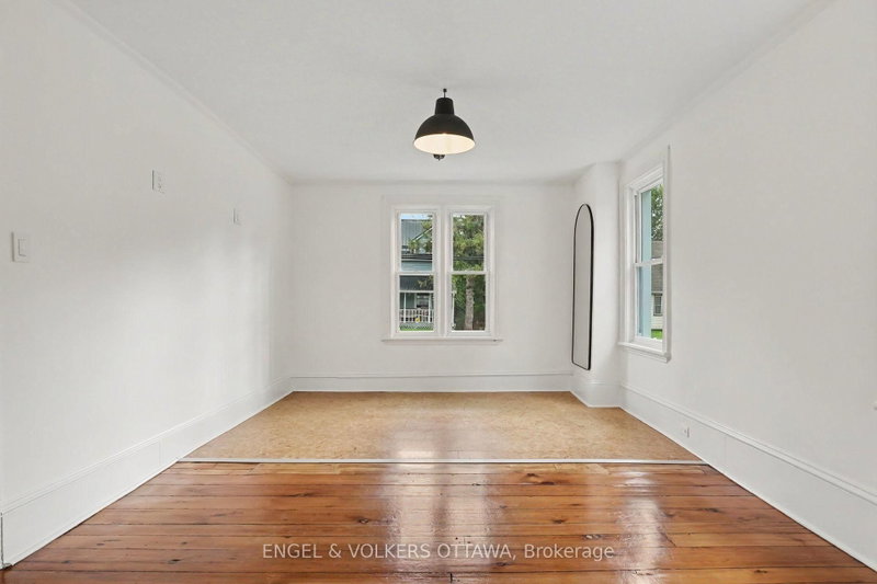 8169 Victoria St photo 5