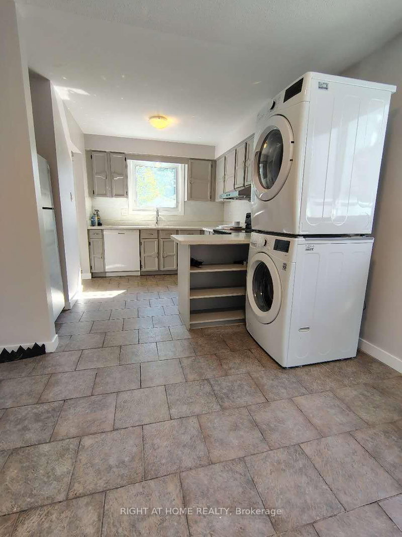 78 Olympic Cres photo 4