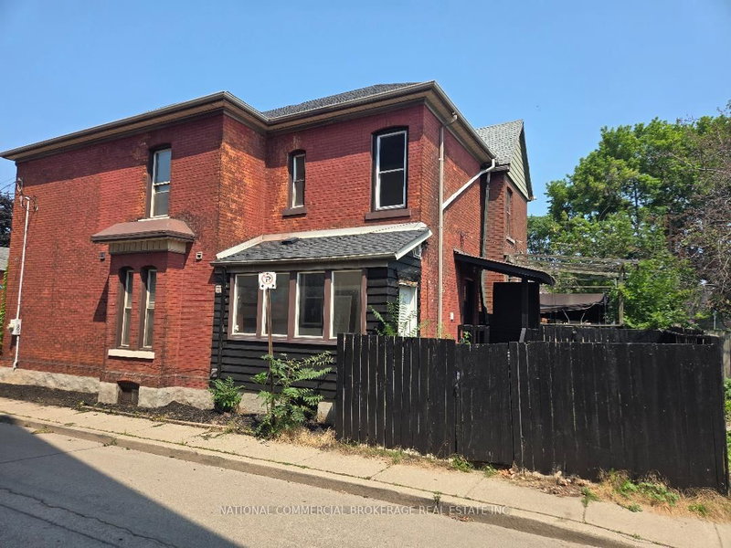 138 Victoria Avenue N