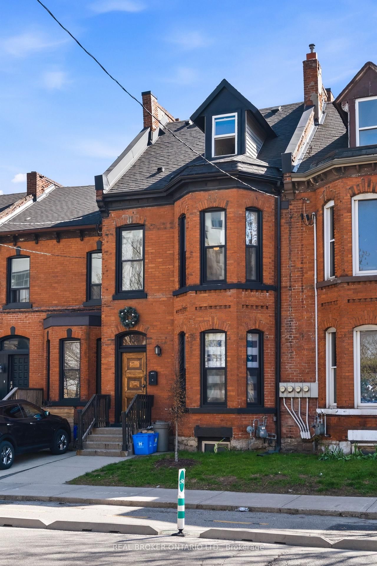 158 Hunter Street E