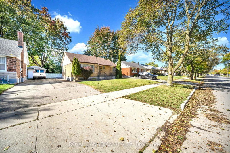 457 Dumfries Ave photo 4