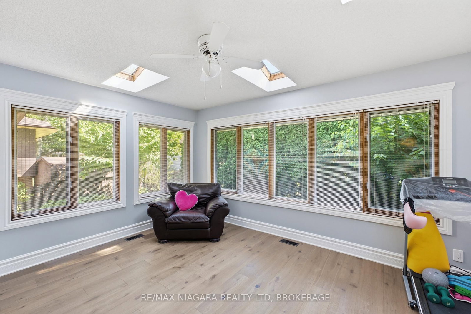 11 RICHELIEU Drive • St. Catharines, ON photo 17