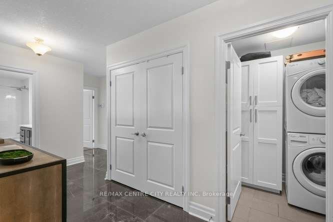240 Villagewalk Blvd photo 4