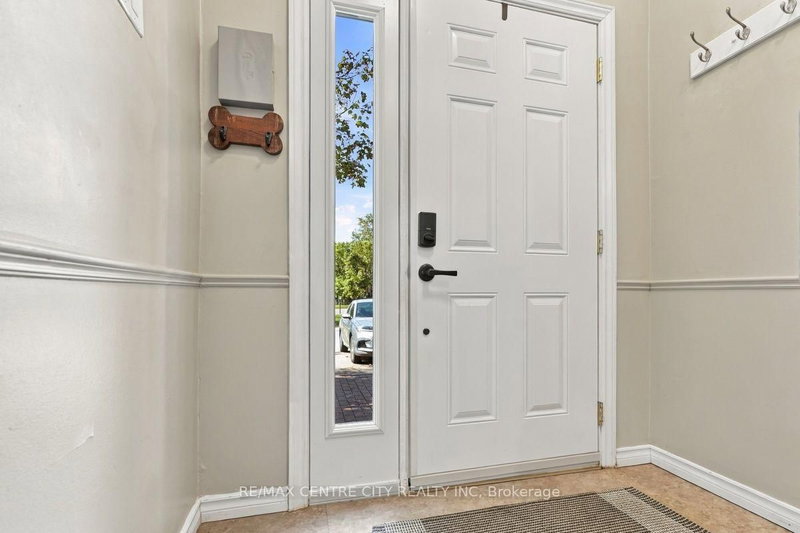 110 Deveron Cres photo 4