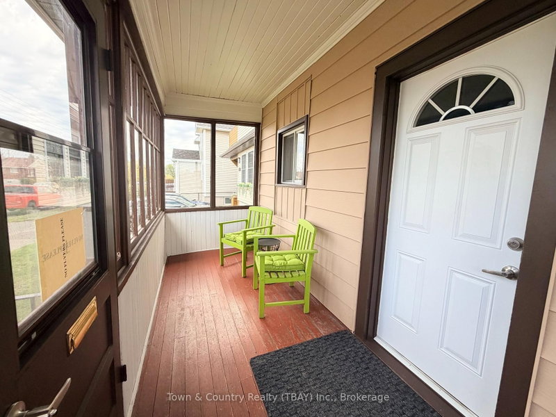372 Mary St E photo 2
