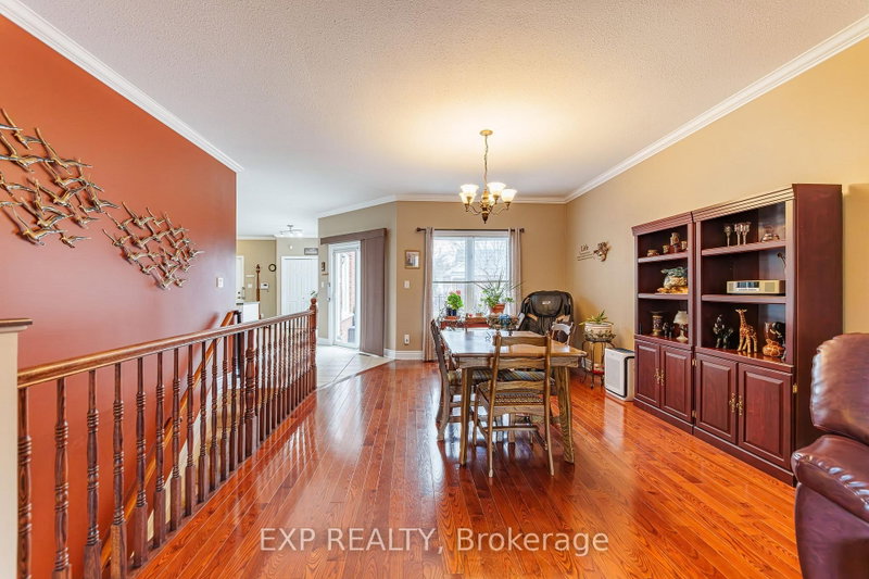1496 Queensdale Ave photo 5