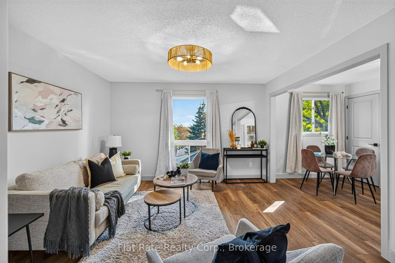 1321 Tudor Cres photo 4